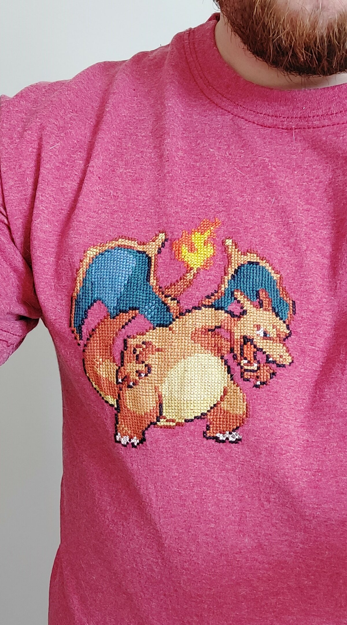 Dracaufeu brodÃ© sur un tee-shirt rouge