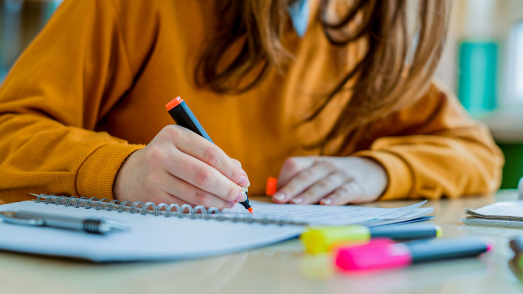 femme qui étudie